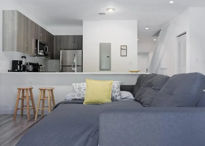 Awesome Townhouse 15 Minutes From The Beach